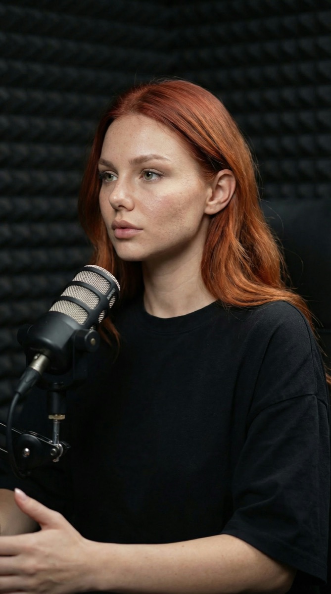 Example result: Mic in the foreground, dark studio